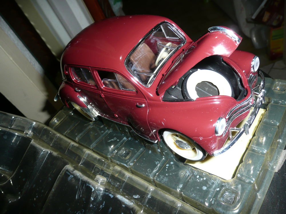 Voiture Renault 4 Cv 1954 &eacute;chelle au 1/17&eacute;me 