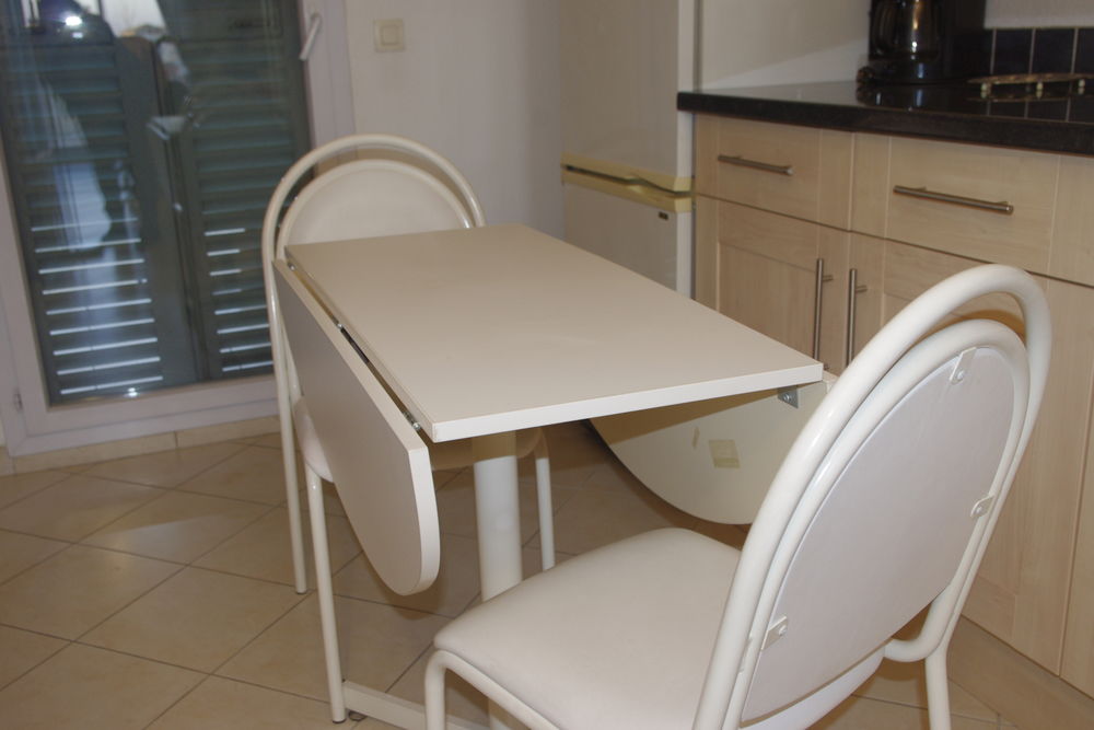 table pliante blanc m&eacute;lamin&eacute; &eacute;tat neuf et ses deux chaises Meubles