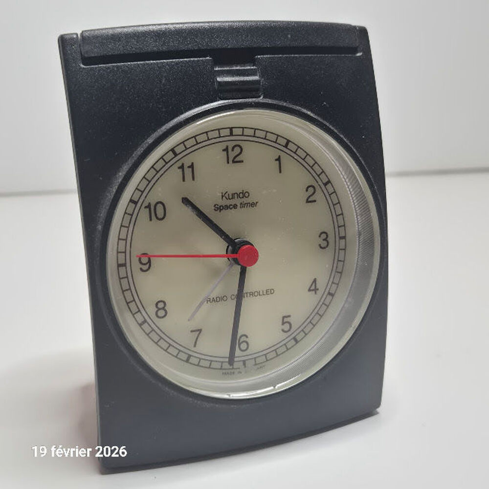 R&eacute;veil de voyage avec une heure radiocommand&eacute;e, 1985, bien c Bijoux et montres