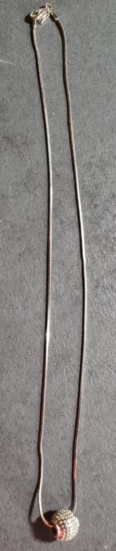 Une cha�ne et son charm. Fantaisie 10 Oullins (69)