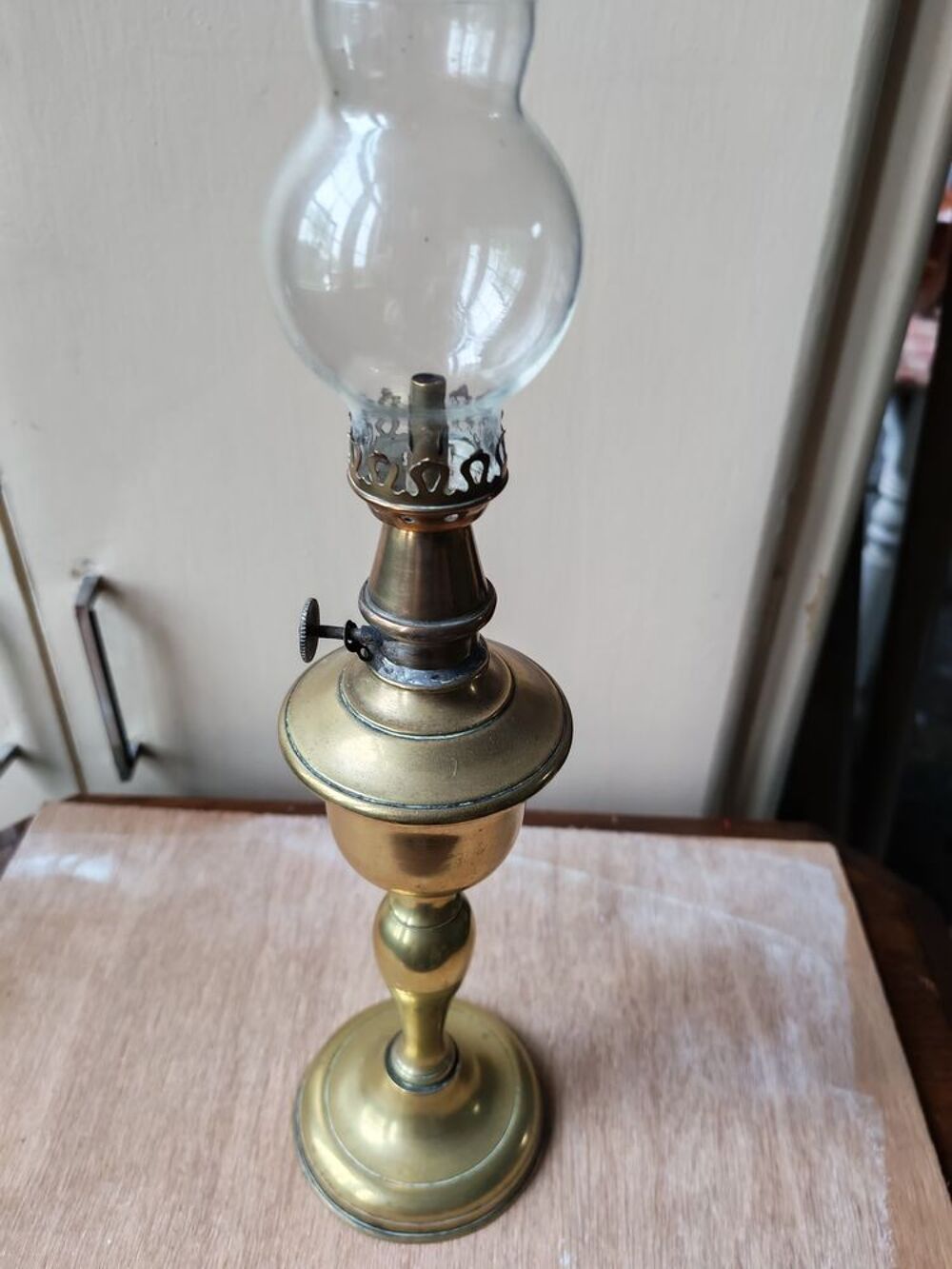 Lampe &agrave; p&eacute;trole / essence ancienne en laiton sur pied ? &Eacute;poq Décoration