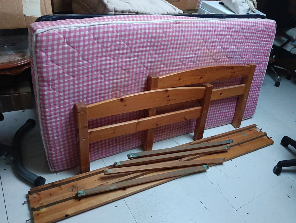Lit avec sommier et matelas 90*190 us&eacute; Meubles