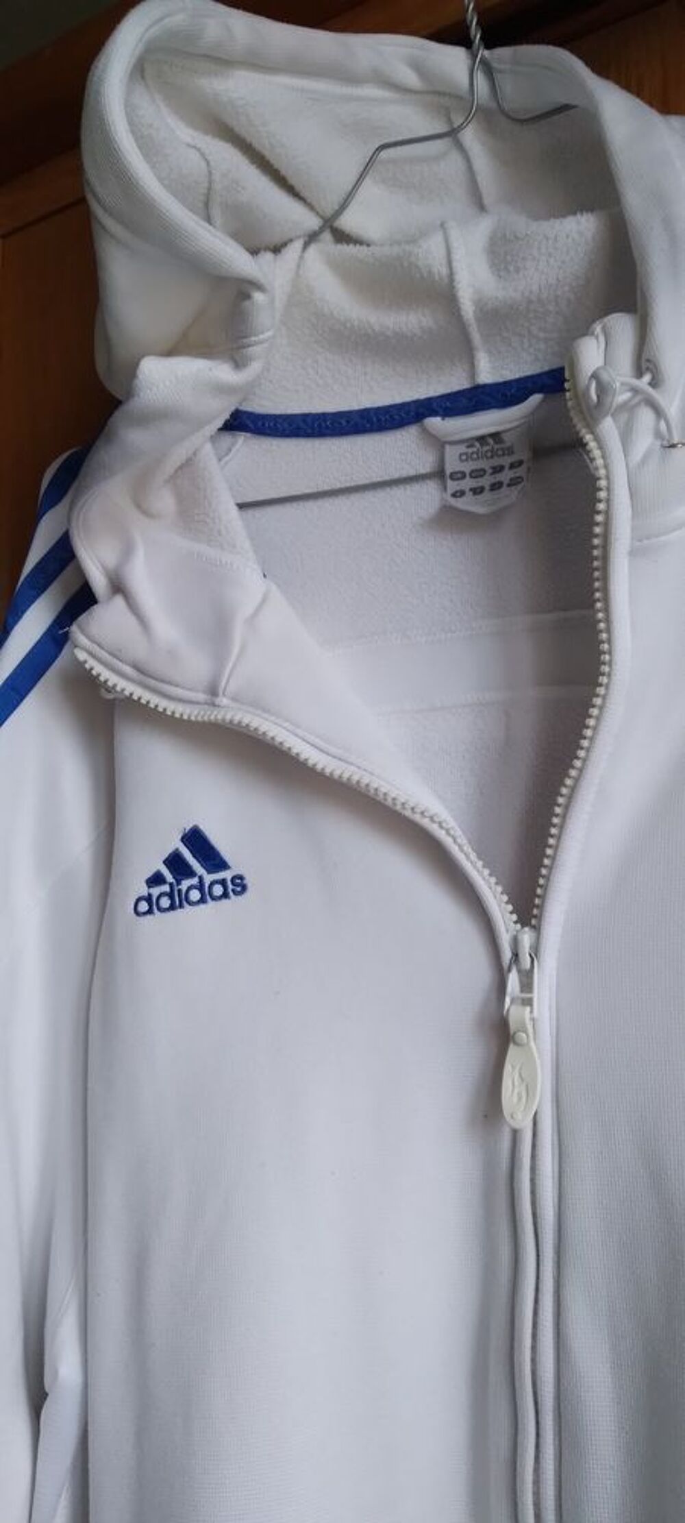 un survetement de sport.. Vêtements