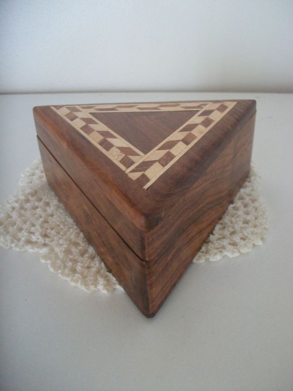 Bo&icirc;te Coffret triangulaire en bois marquet&eacute; artisanal Décoration
