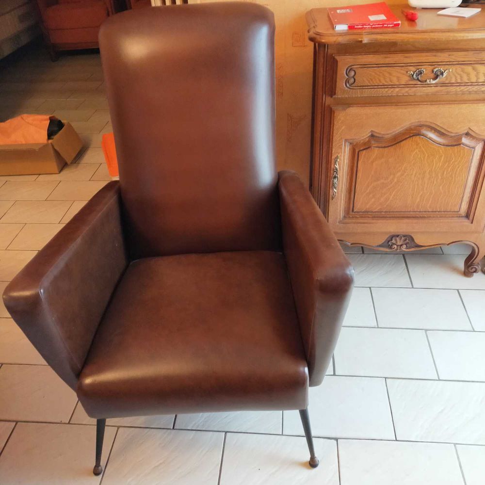 Deux fauteuils simili cuir Meubles