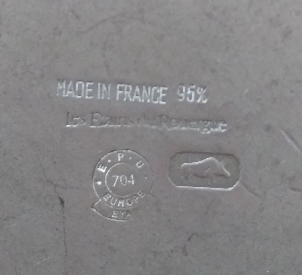  ETAIN DU ROUERGUE, Assiette d&eacute;corative au motif de 3 fleurs de lys 