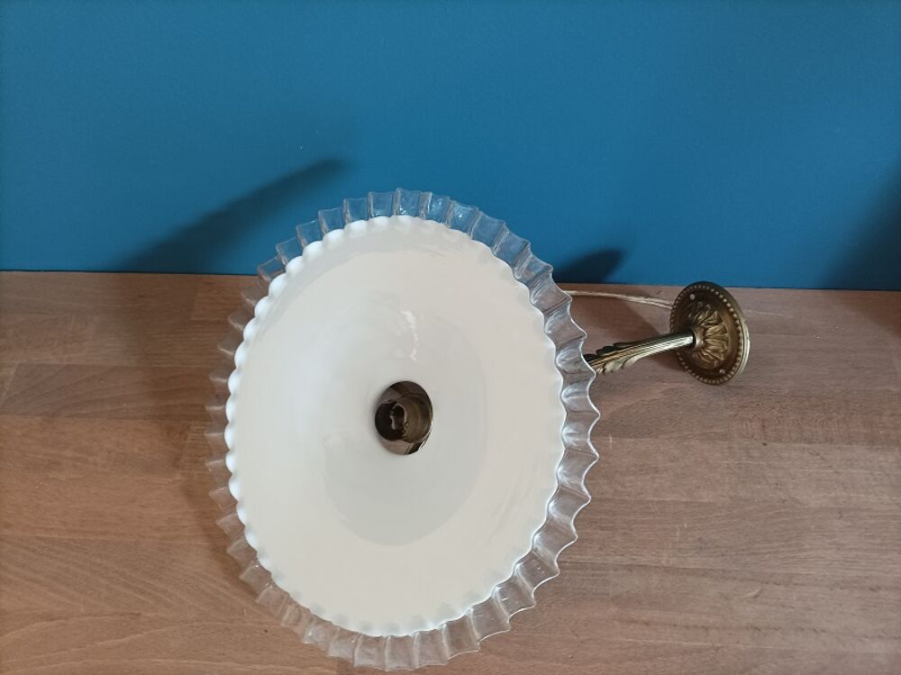 Applique corole verre dentel&eacute; blanc support laiton dor&eacute; Décoration