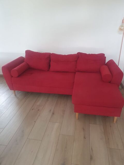 un canap rouge en tissu avec mridienne 120 Redon (35)
