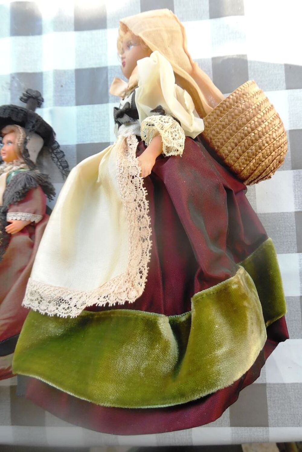 poup&eacute;es &agrave; collectionner 3 de 14 cm 1 de 18 cm et 1 de 22 cm 