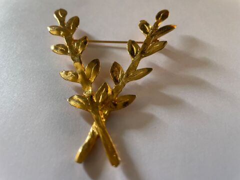 Broche dorée feuille laurier en V Ines De La Fressange 125 Vigneux-sur-Seine (91)