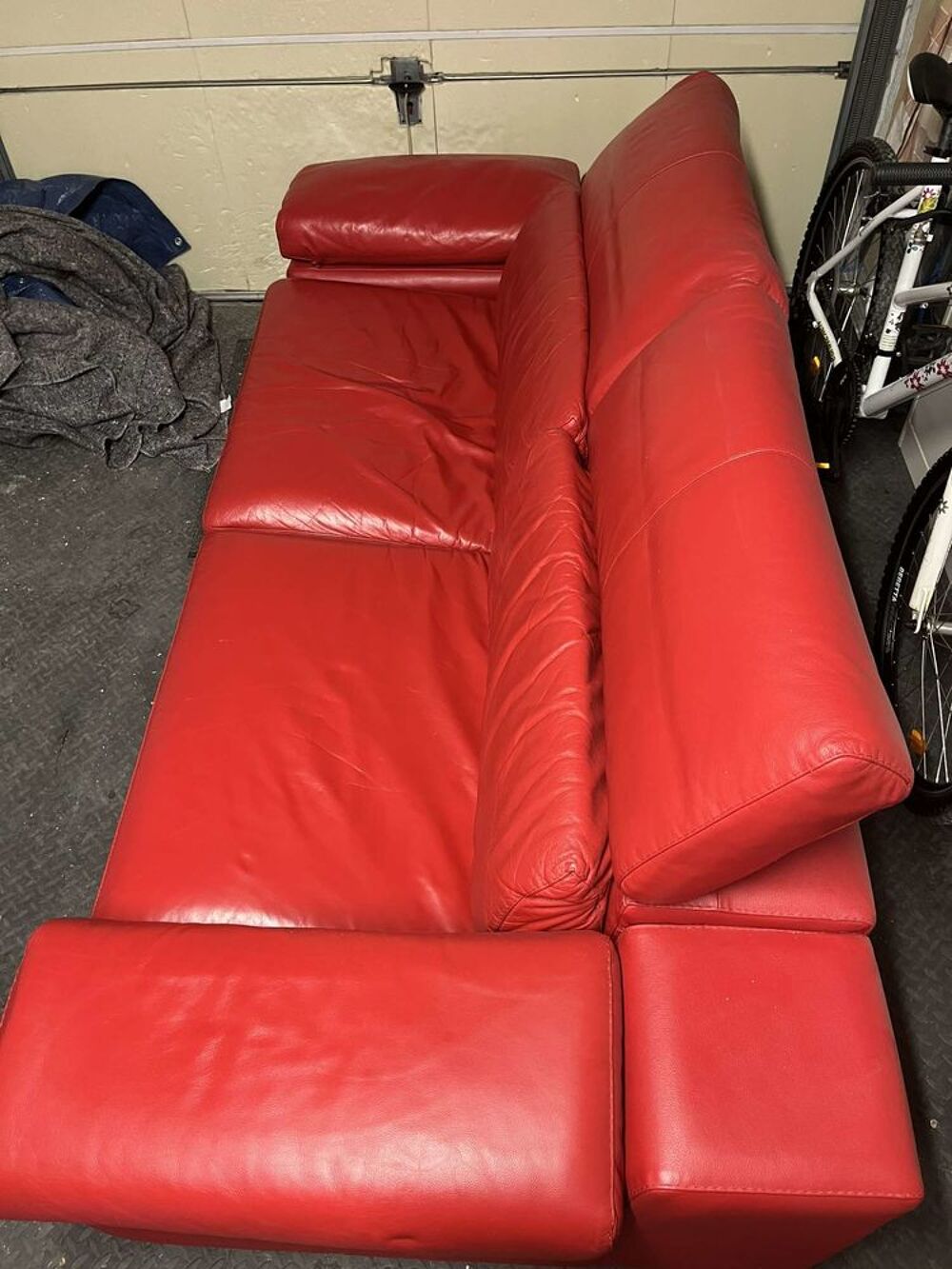 Canap&eacute; en cuir rouge, du magasin art sieges Meubles