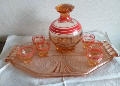 Service  liqueur en verre de couleur rose, 6 verres, 1 bouteille, 1 plateau 25 Montauban (82)