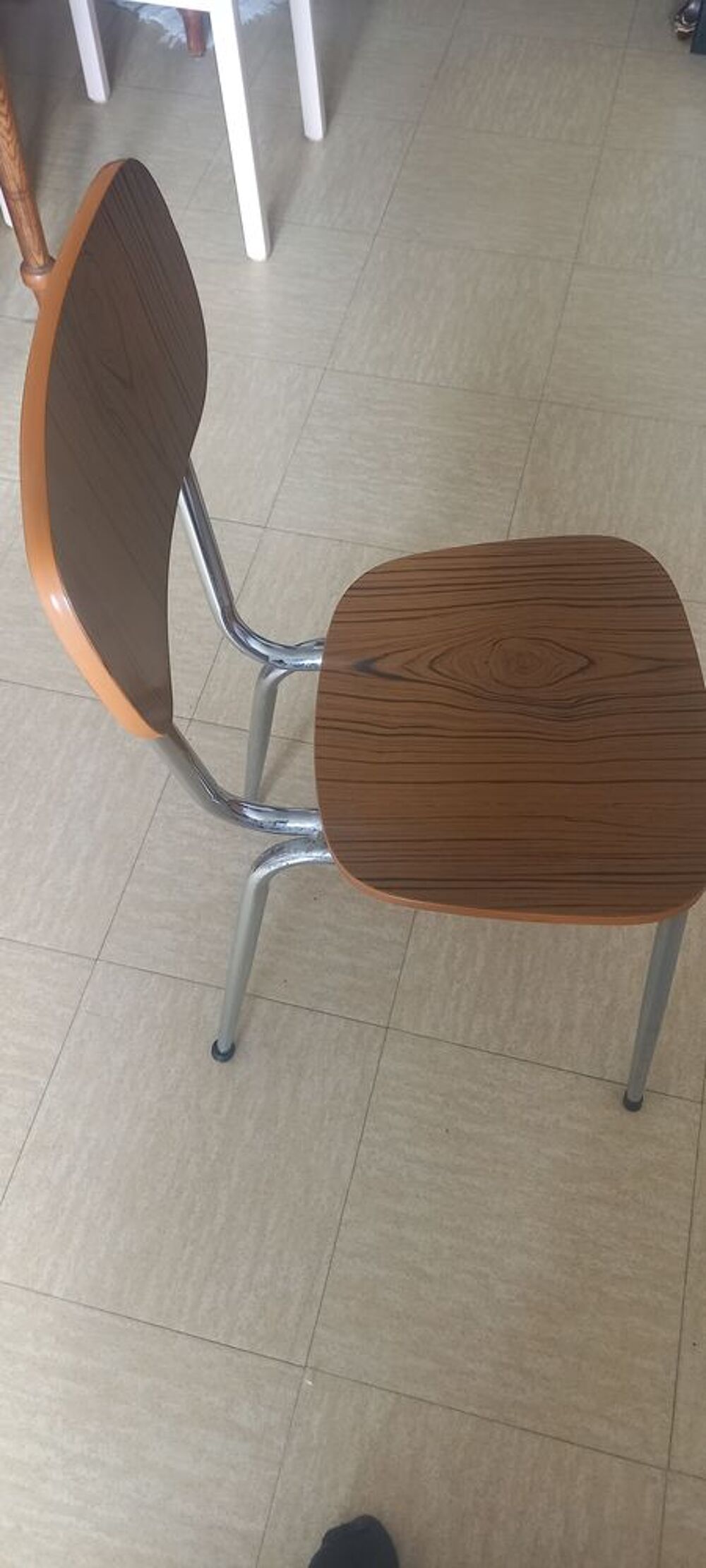 Tr&egrave;s belle chaise en Formica imitation bois Meubles