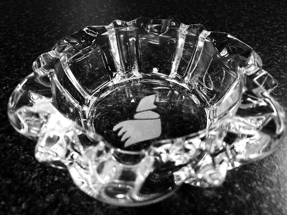 Cendrier lourd avec logo en verre cisel&eacute; 14cm Décoration