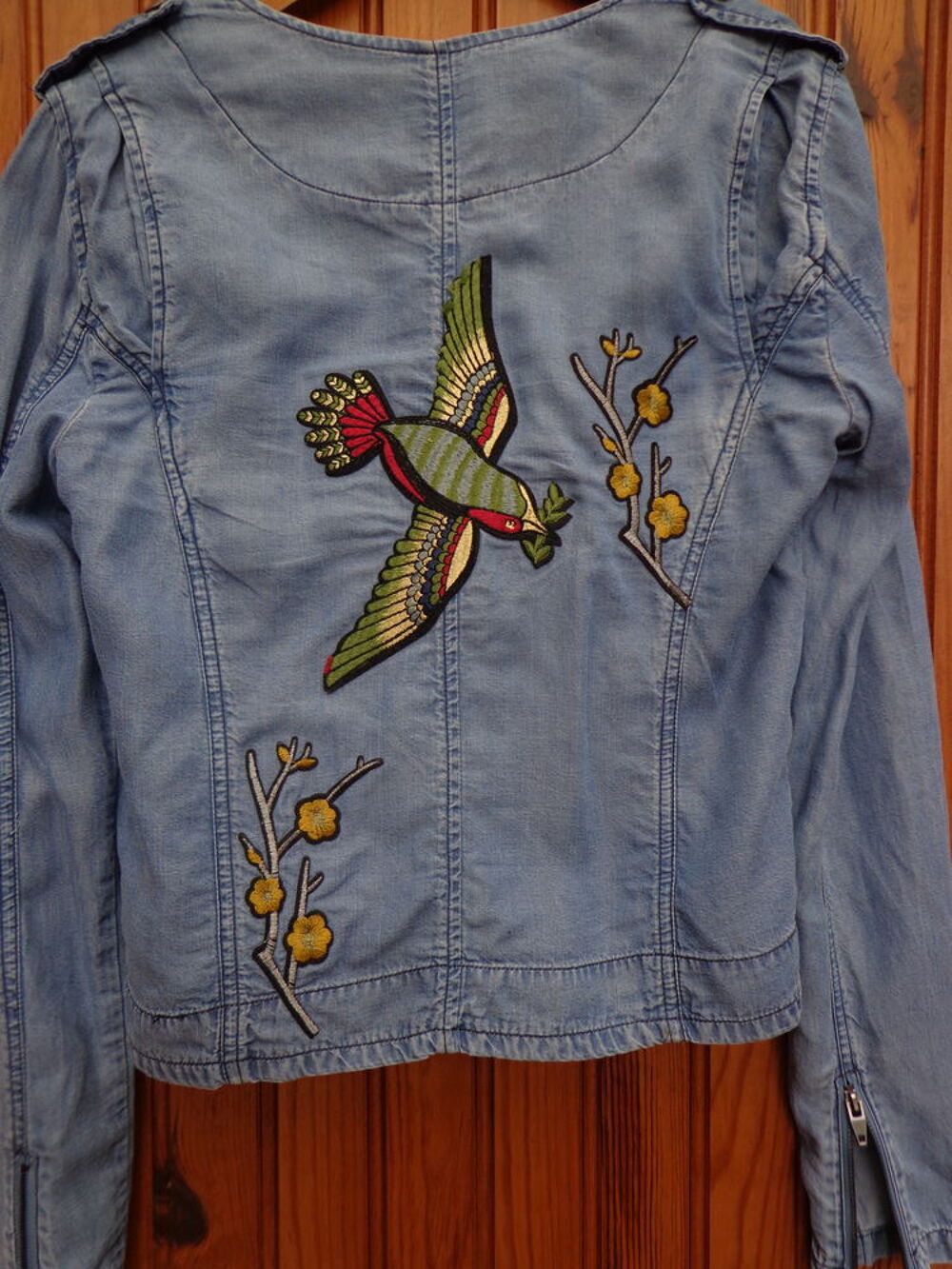 Veste, blouson en jean avec motif dans le dos.. Vêtements