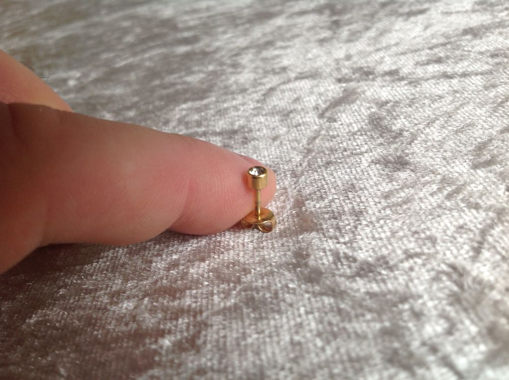 BOUCLE D'OREILLE PIERRE BELLE IMITATION Envoi Possible
Bijoux et montres