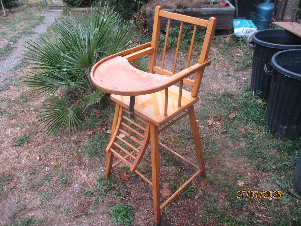 CHAISE HAUTE EN BOIS POUR ENFANT BON ETAT Pu�riculture
