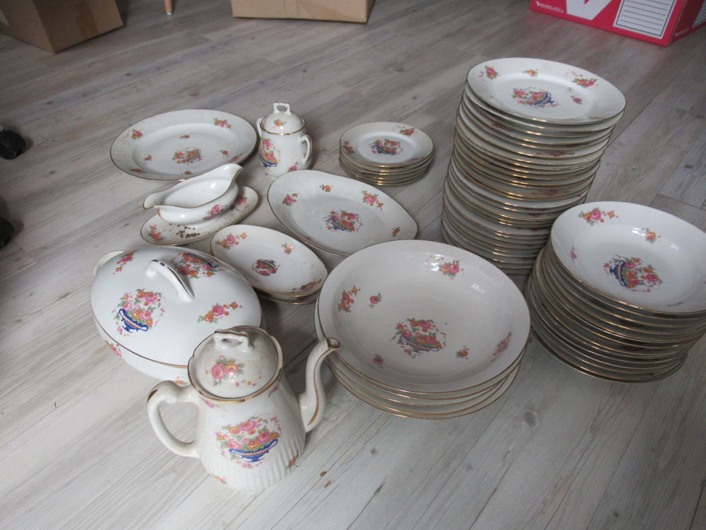 Ensemble de 60 pi&egrave;ces de vaisselle Art D&eacute;co, &eacute;tat tr&egrave;s bon. Décoration