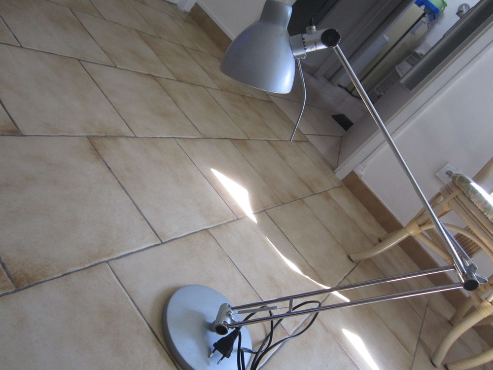 Une lampe de bureau, couleur grise Electroménager