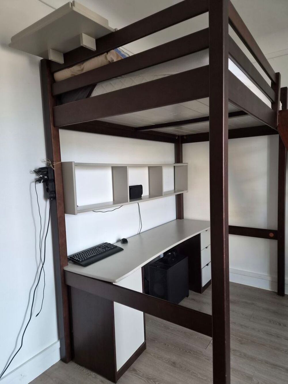 Lit mezzanine pin massif 120x190,grand bureau, rangements. Meubles