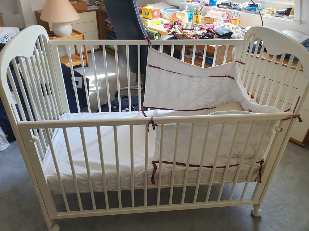 Lit B&eacute;b&eacute; bois laqu&eacute; Mobilier enfants