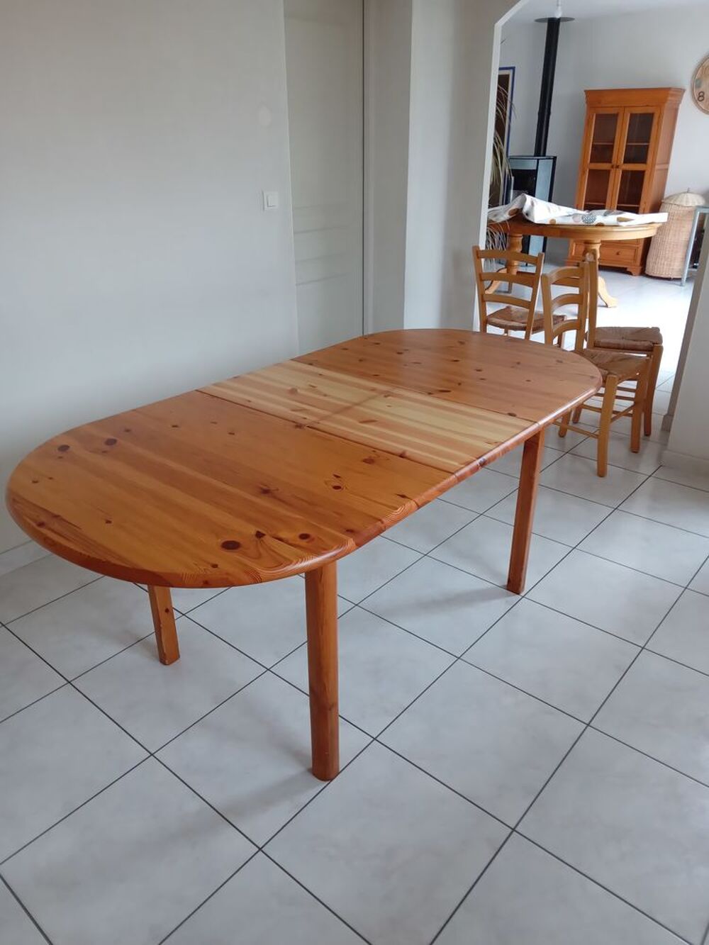 Table de cuisine en pin tr&egrave;s bon &eacute;tat.
Meubles