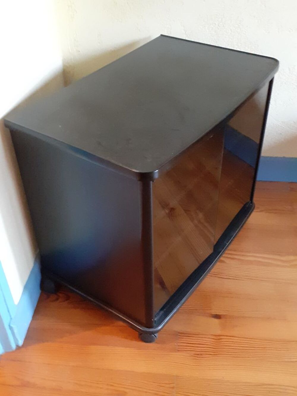 MEUBLE TELE NOIR SUR ROULETTES, VITRES TEINTEE Meubles