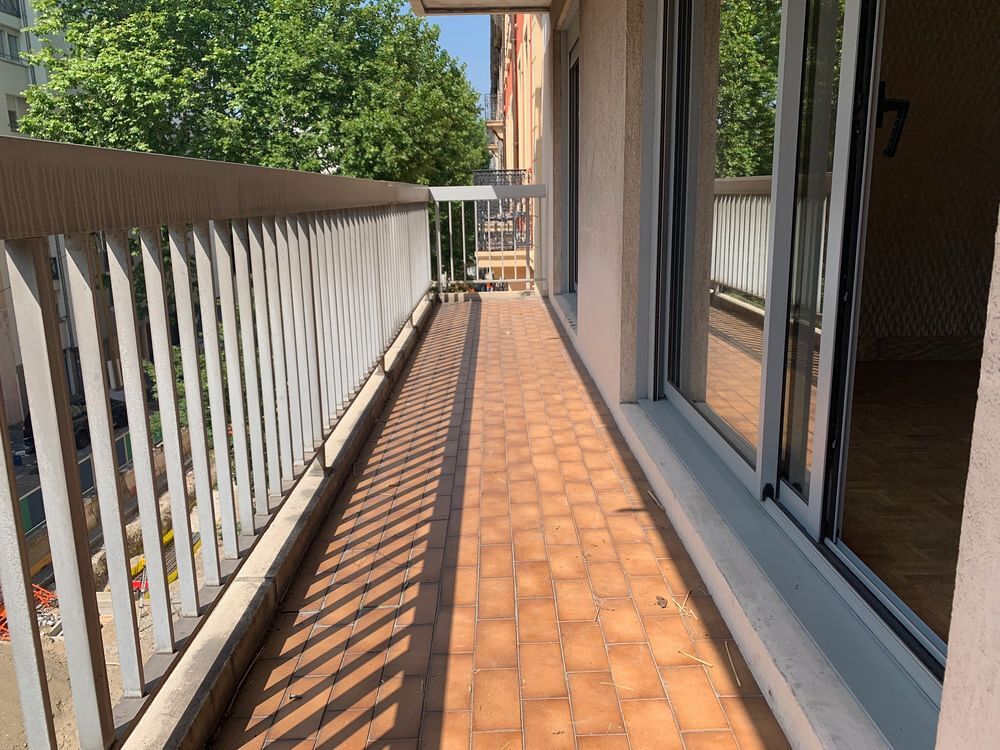 Vente Appartement Appartement traversant T/4 de 83m2 avec double garage et balcon a rafraichir Lyon 3
