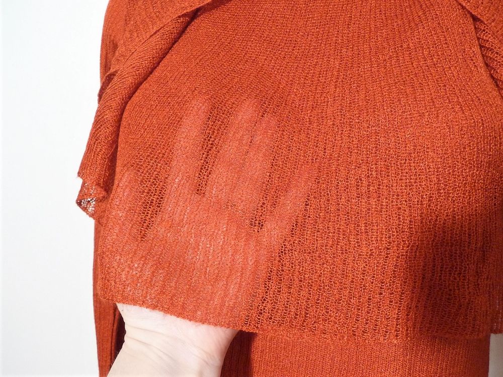 Pull Orange avec son Grand Col et Manches Longues Vêtements