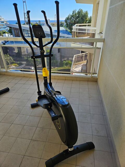 Elliptique d'entra�nement 520 auto-aliment� et connect� 225 Nice (06)