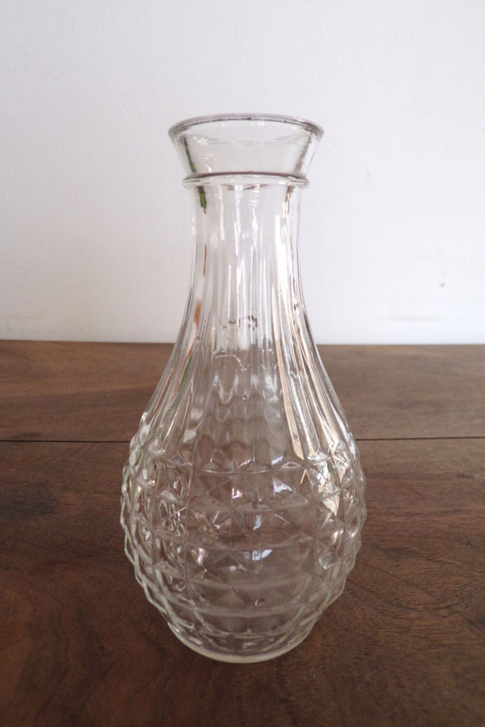 Vase en verre blanc avec motif en relief Dcoration
