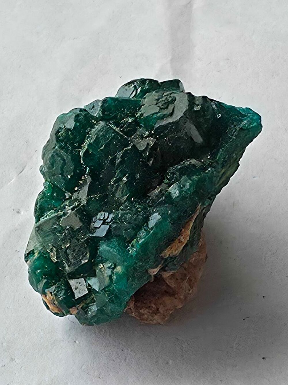 Dioptase brute sur matrice-Vert &eacute;meraude intense-38g 