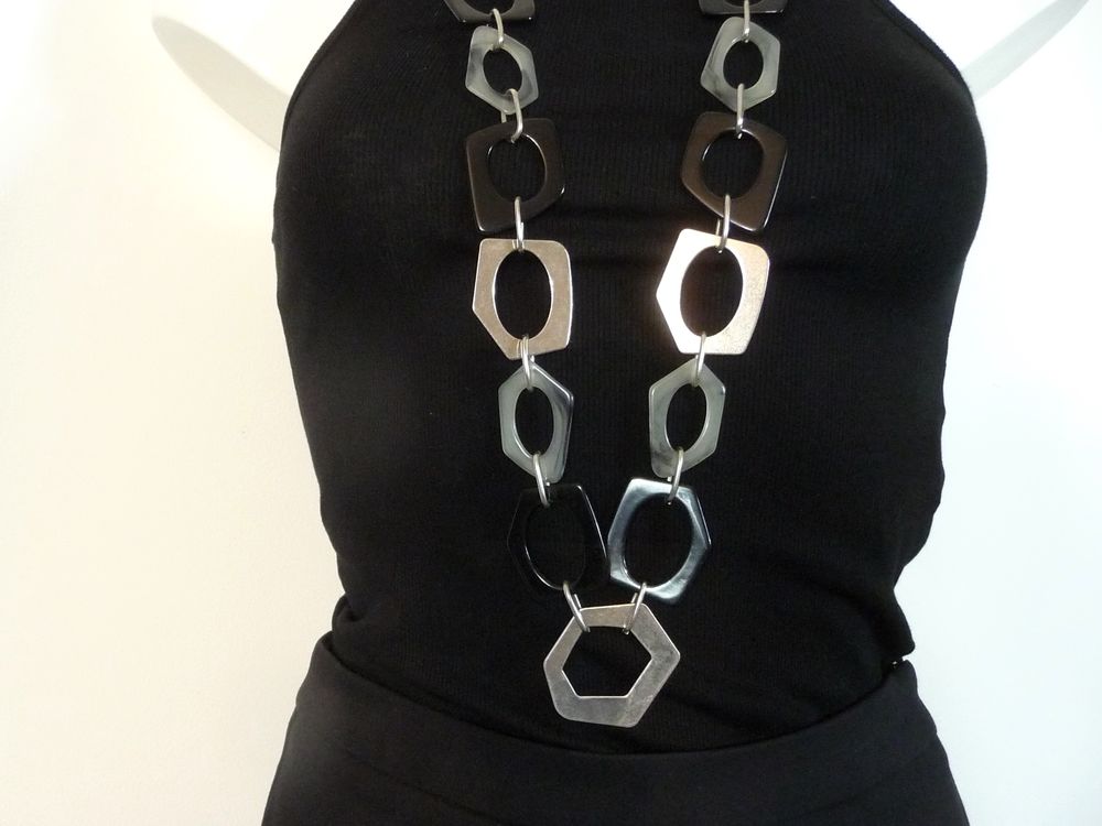 Collier/ Sautoir en M&eacute;tal Argent&eacute; et Maillons en Plastique Bijoux et montres