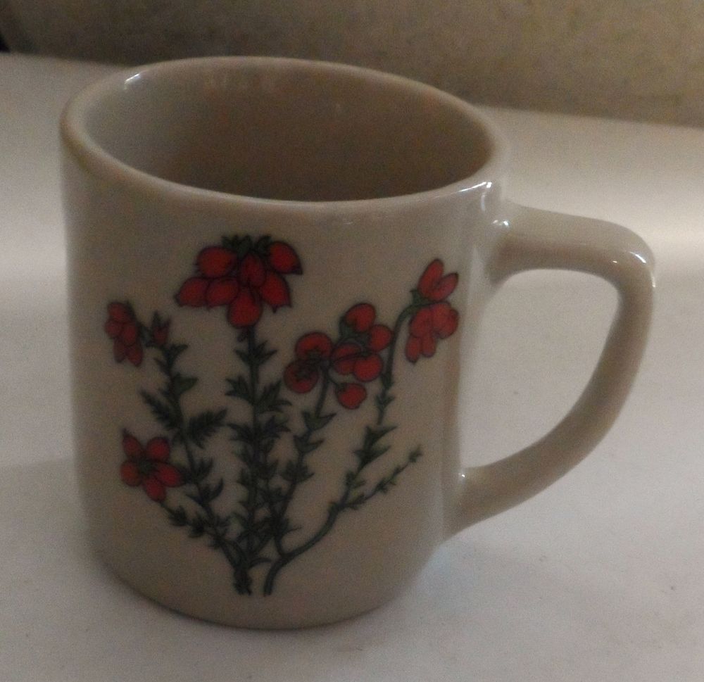 Mug fleurs rouges en c&eacute;ramique 
Hauteur 8,5 cm Cuisine