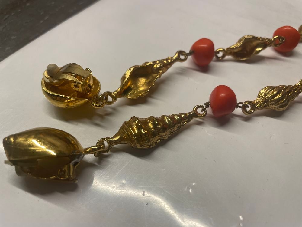 BO pendantes longues coquillages dor&eacute;s perles oranges Bijoux et montres