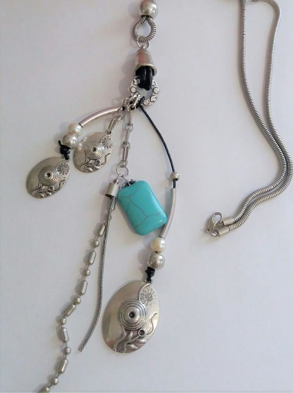 Collier sautoir mode &agrave; breloque m&eacute;tal argent ethnique Bijoux et montres
