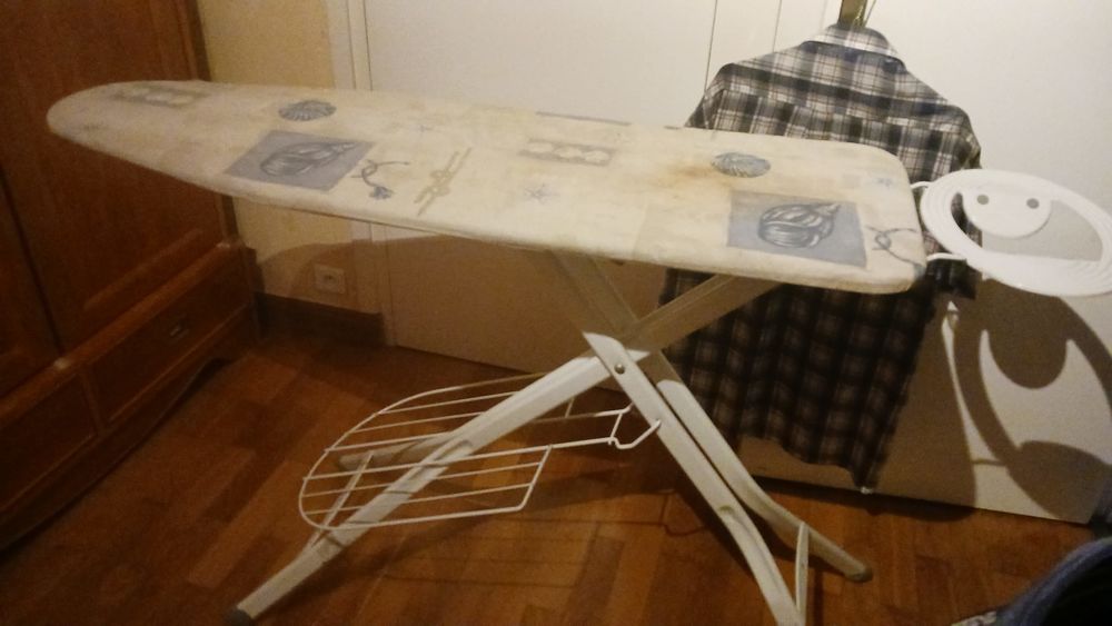 Table &agrave; repasser r&eacute;glable &agrave; 10€ Electroménager