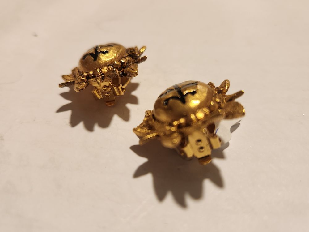 BO Boucles Oreilles dor&eacute;es ovale fleur &eacute;maill&eacute;e noir LACROIX Bijoux et montres