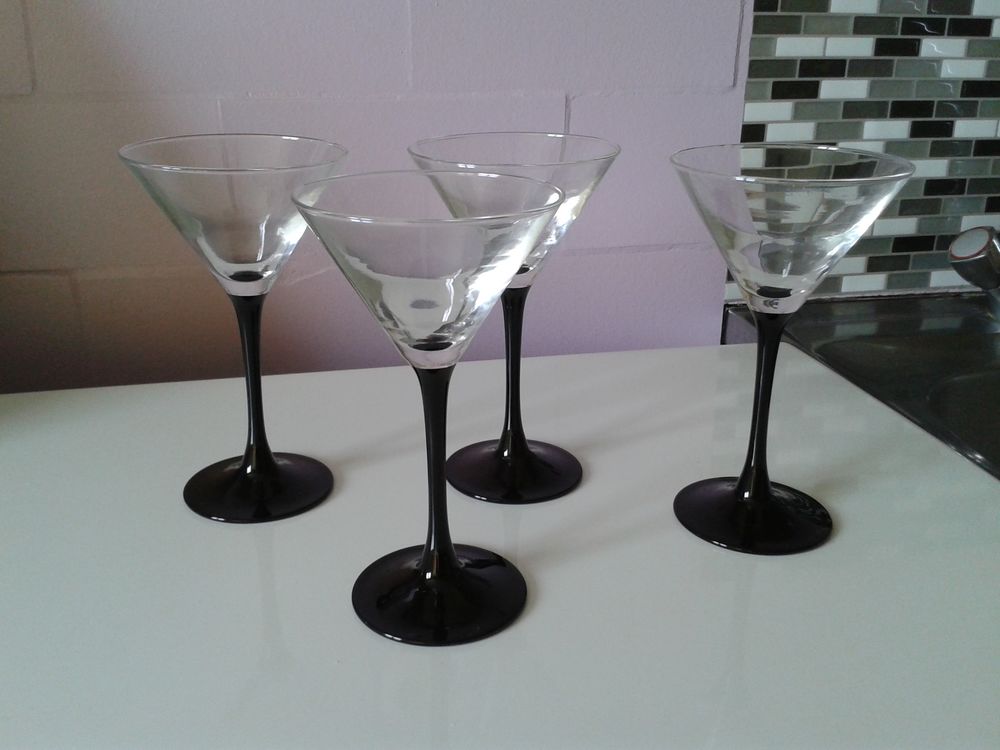 verres vintages neufs conique &agrave; pieds noirs Cuisine
