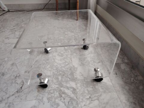 Meuble en plexiglas sur roulettes 85 Menton (06)