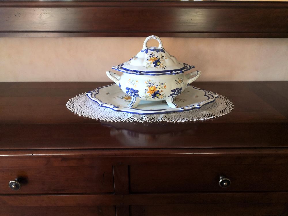 soupi&egrave;re et plat de pr&eacute;sentation fa&iuml;ence Martres Tolosane Décoration