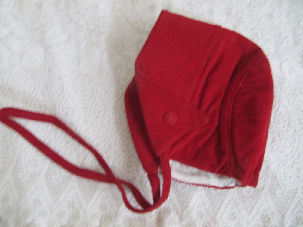 Bonnet ancien en velours rouge
Puriculture