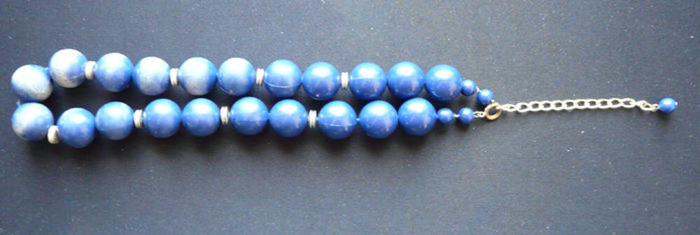 Collier de perles bleues-bleut&eacute;es en r&eacute;sine color&eacute;es - 90's Bijoux et montres