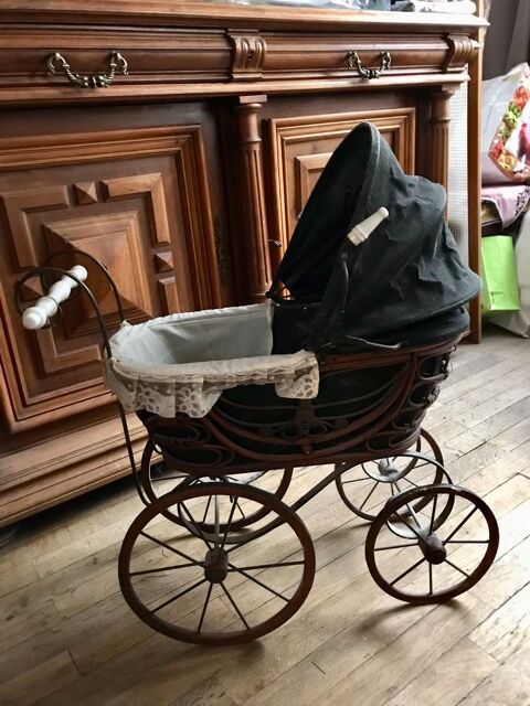 Landau ancien de poup�e Hauteur 74 cm
30 Vincennes (94)