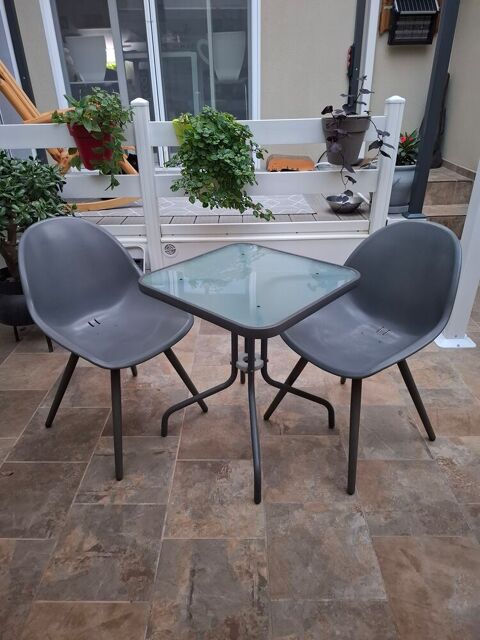 Table  80×80 avec 2 chaises TBE Pézilla-la-Rivière (66)