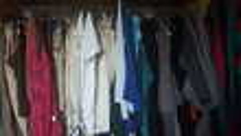 le vide-greniers d'IZIEU expose ses trouvailles Bourse d'objets