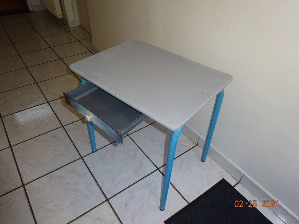 TABLE ENFANT + CHAISE TBE A VOIR A BAYONVILLERS 80170 HAUT F Meubles