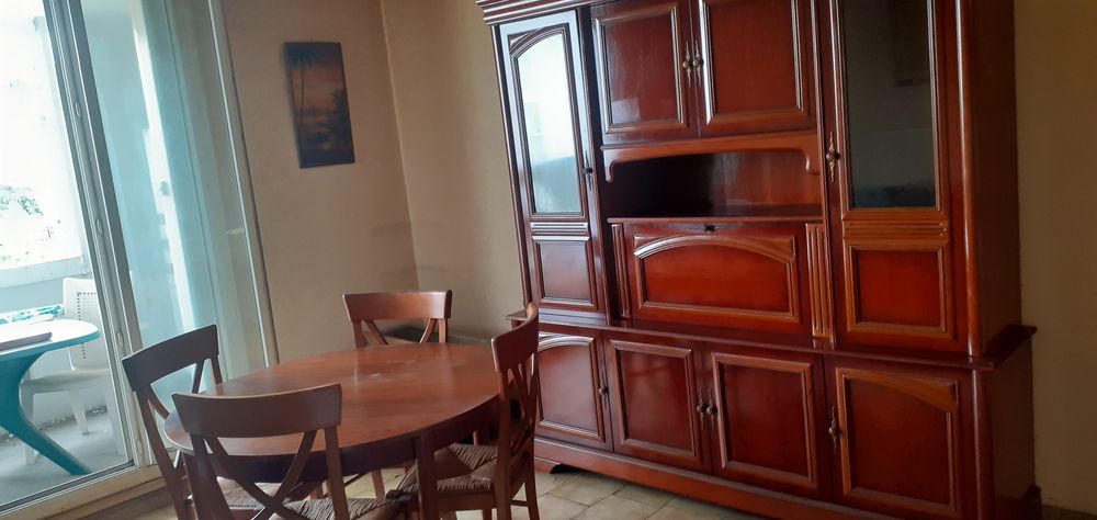 Donne table Ronde avec rallonge 4 chaises et un bahut Meubles