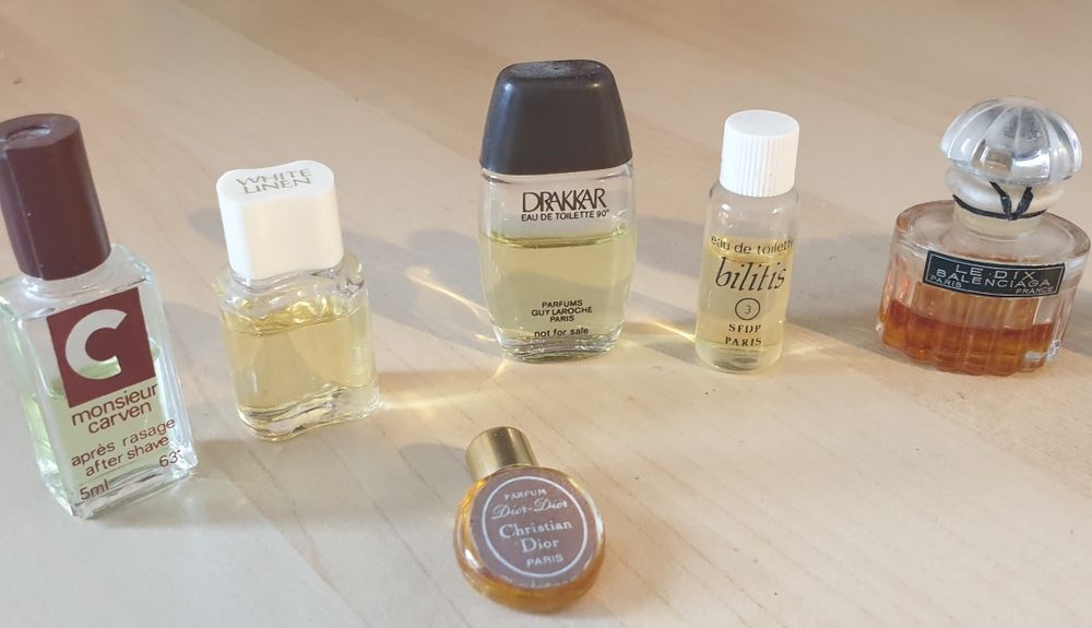 lot de 10 miniatures de parfums grandes marques avec leur contenant. Vendable en lot uniquement. 
