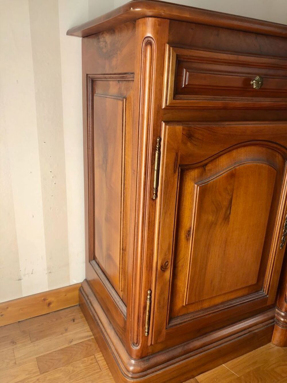 Bahut style Louis XIV _ noyer massif 
Meubles